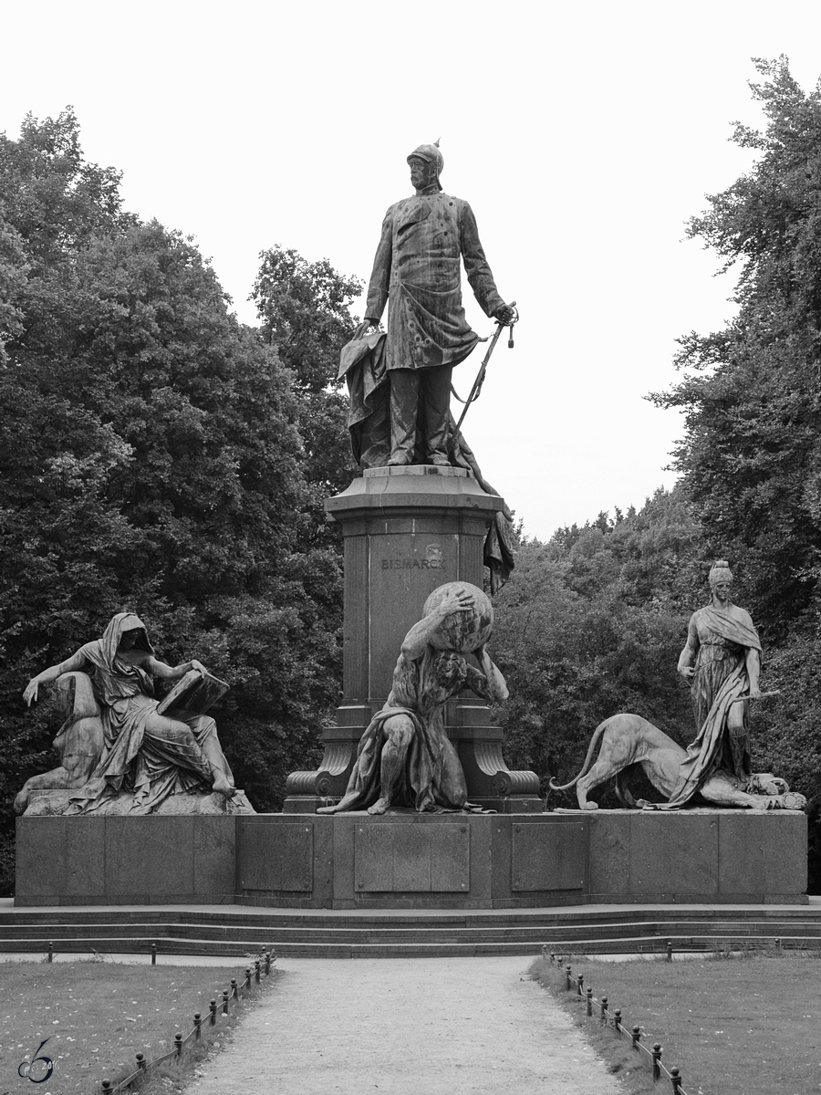Das 1901 eingeweihte Bismarck-Nationaldenkmal an seinem heutigen Platz in der Nähe der Siegessäule in Berlin-Mitte. (September 2012)