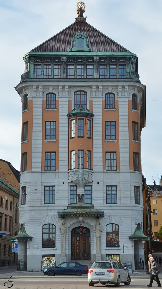 Das 1909/1910 im Jugendstil erbaute Bro- und Geschftshaus Skeppsbron 18 in der Stockholmer Altstadt. (Oktober 2013)