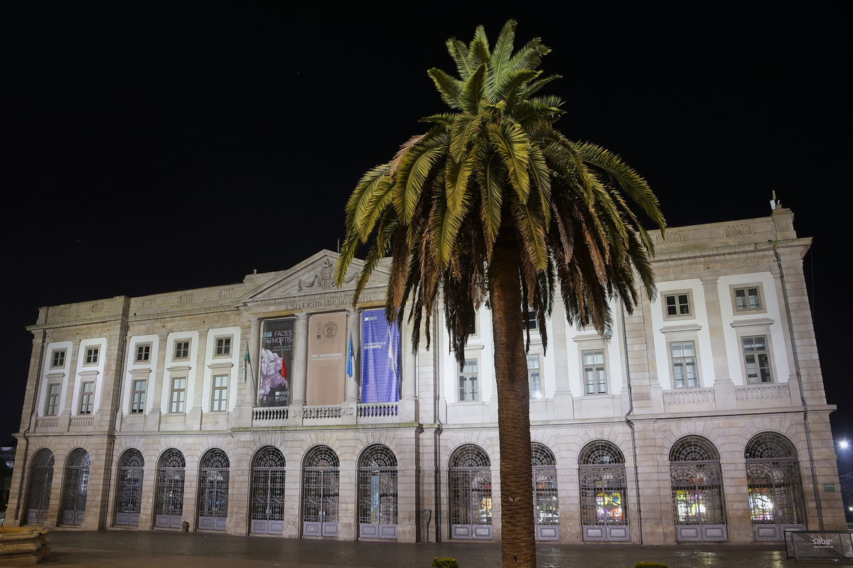 Das 1911 erbaute Rektorat der Universitt Porto (Universidade do Porto) bei Nacht. (Januar 2017)
