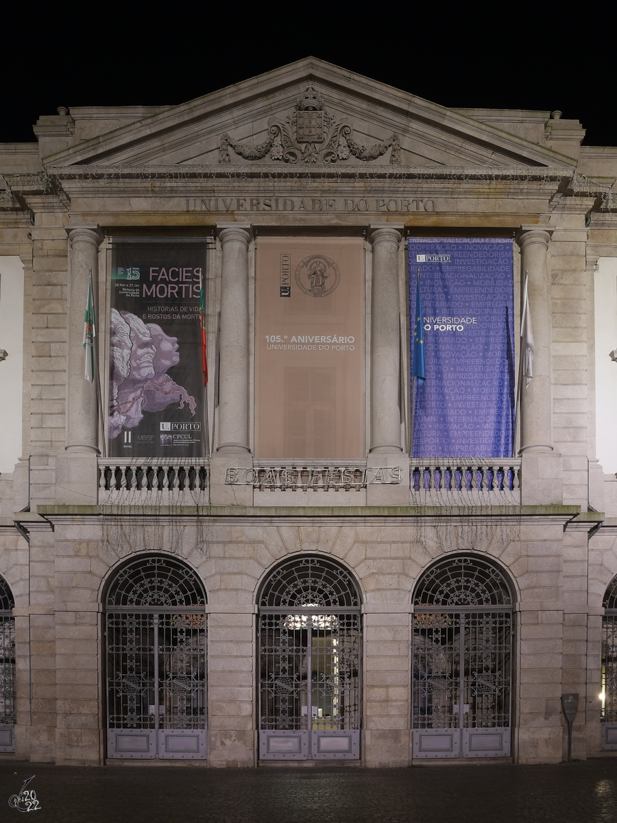 Das 1911 erbaute Rektorat der Universitt Porto (Universidade do Porto) bei Nacht. (Januar 2017)