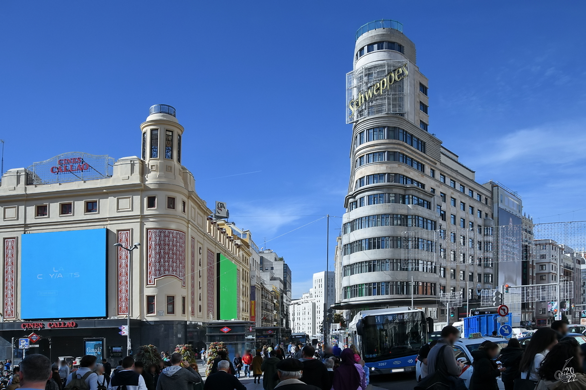 Das von 1931 bis 1933 gebaute Carrin-Gebude (Edificio Carrin) mit dem charakteristischen Schweppes-Werbeschild befindet sich am Plaza del Callao. (Madrid, November 2022)