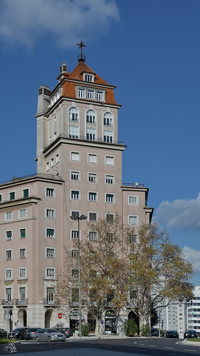 Das 1938 im  weichen portugiesischen Stil  errichtete Gebude am Areeiro-Platz in Lissabon. (Januar 2017)