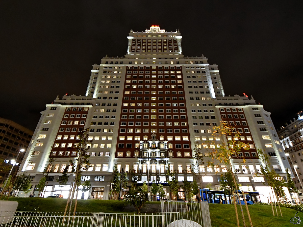 Das von 1948 bis 1953 im Stil des Neubarocks gebaute Hochhaus (Edificio Espaa) war bei Fertigstellung mit 117 Metern das hchste Gebude in Spanien. (Madrid, November 2022)