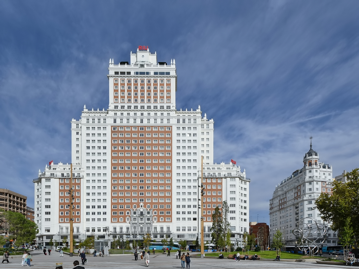 Das von 1948 bis 1953 im Stil des Neubarocks gebaute Hochhaus (Edificio Espaa) war bei Fertigstellung mit 117 Metern das hchste Gebude in Spanien. (Madrid, November 2022)