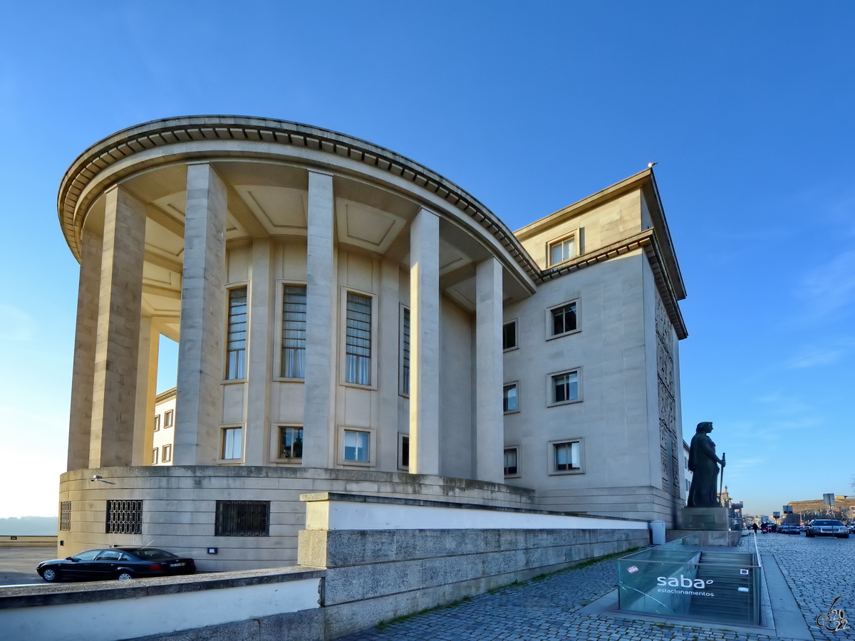 Das von 1958 bis 1961 erbaute Gerichtsgebude (Palcio da Justia) beherbergt das Berufungsgericht (Tribunal de Relao) von Porto. (Januar 2017)