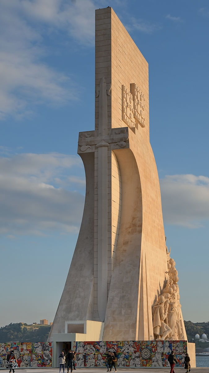 Das 1960 zum 500. Todestag von Heinrich dem Seefahrer errichtete Denkmal der Entdeckungen (Padro dos Descobrimentos) hat auf der Spitze eine Aussichtsplattform. (Lissabon, Januar 2017)