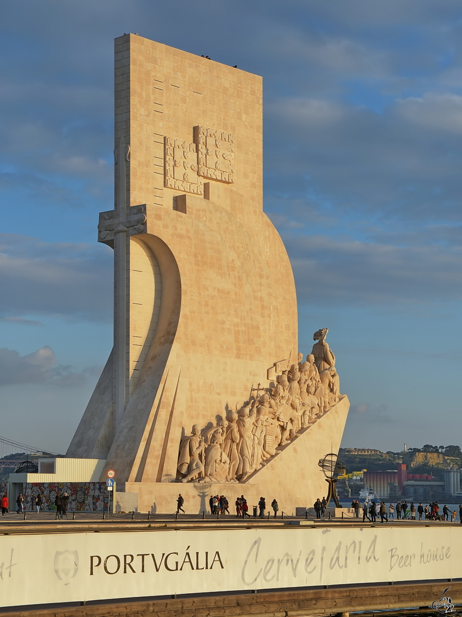 Das 1960 zum 500. Todestag von Heinrich dem Seefahrer errichtete Denkmal der Entdeckungen (Padrão dos Descobrimentos) hat auf der Spitze eine Aussichtsplattform. (Lissabon, Januar 2017)