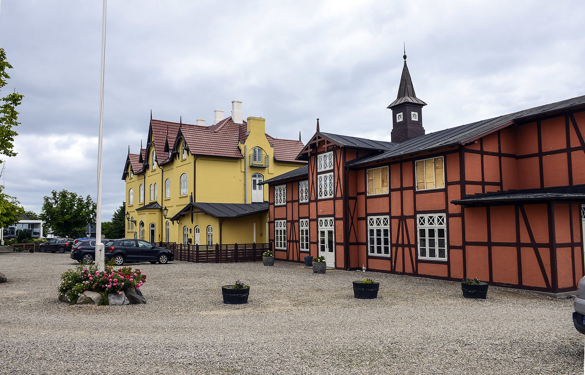 Das Årøsund Badehotel in Aarösund in Nordschleswig (Sønderjylland) wurde zur deutschen Zeit aufgeführt. Von 1867 bis 1920 gehörte Nordschleswig zur preußischen Provinz Schleswig-Holstein
Aufnahme: 23. Juni 2018.
