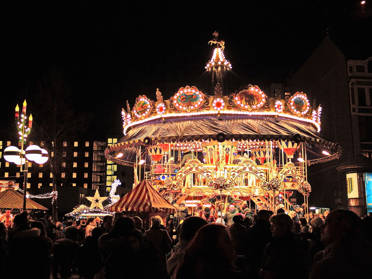 Das 2011 wiederaufgebaute historische Etagekarussel des Leipziger Weihnachtsmarktes, besucht am 10. Dezember 2016 auf dem Markt