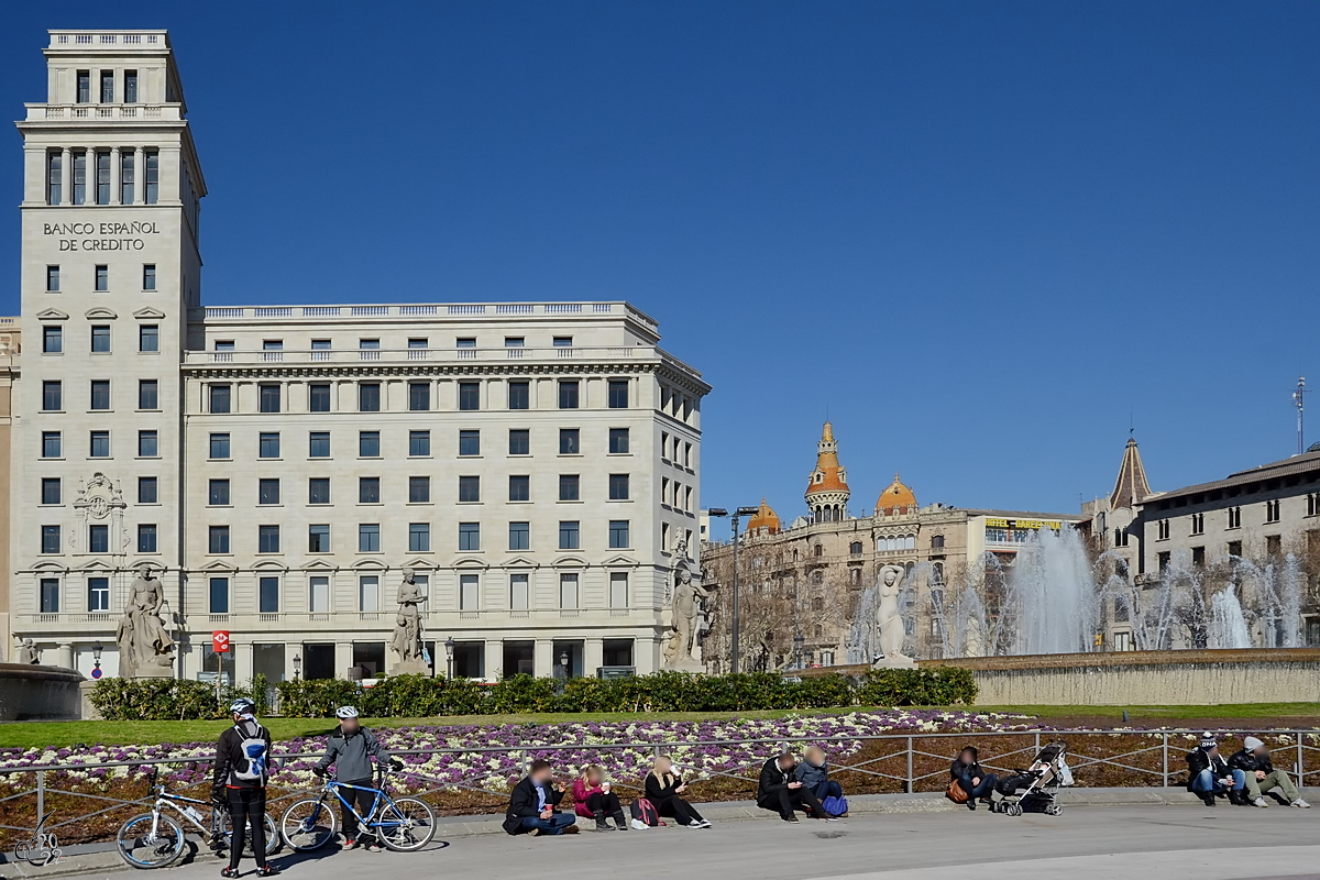 Das 38,5 Meter hohe Gebude der Banco Espaol de Crdito am Katalonienplatz (Plaa de Catalunya) stammt aus dem Jahr 1942. (Barcelona, Februar 2013)