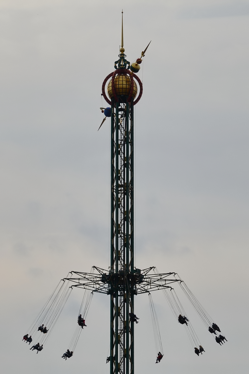 Das 80 Meter hohe Kettenkarusselles Starflyer ist eine der Attraktionen im weltbekannten Vergngungs- und Erholungspark Tivoli in der Innenstadt von Kopenhagen. (Mai 2012)
01.09.2017 Christian Bremer