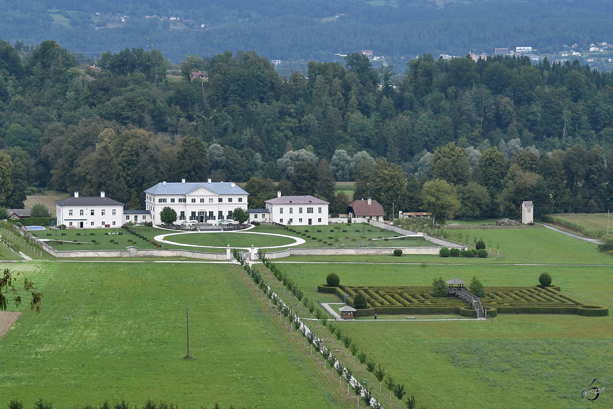 Das ab 1772 errichtetes Schloss Rosegg mit kleinem Irrgarten, so gesehen Ende August 2019.