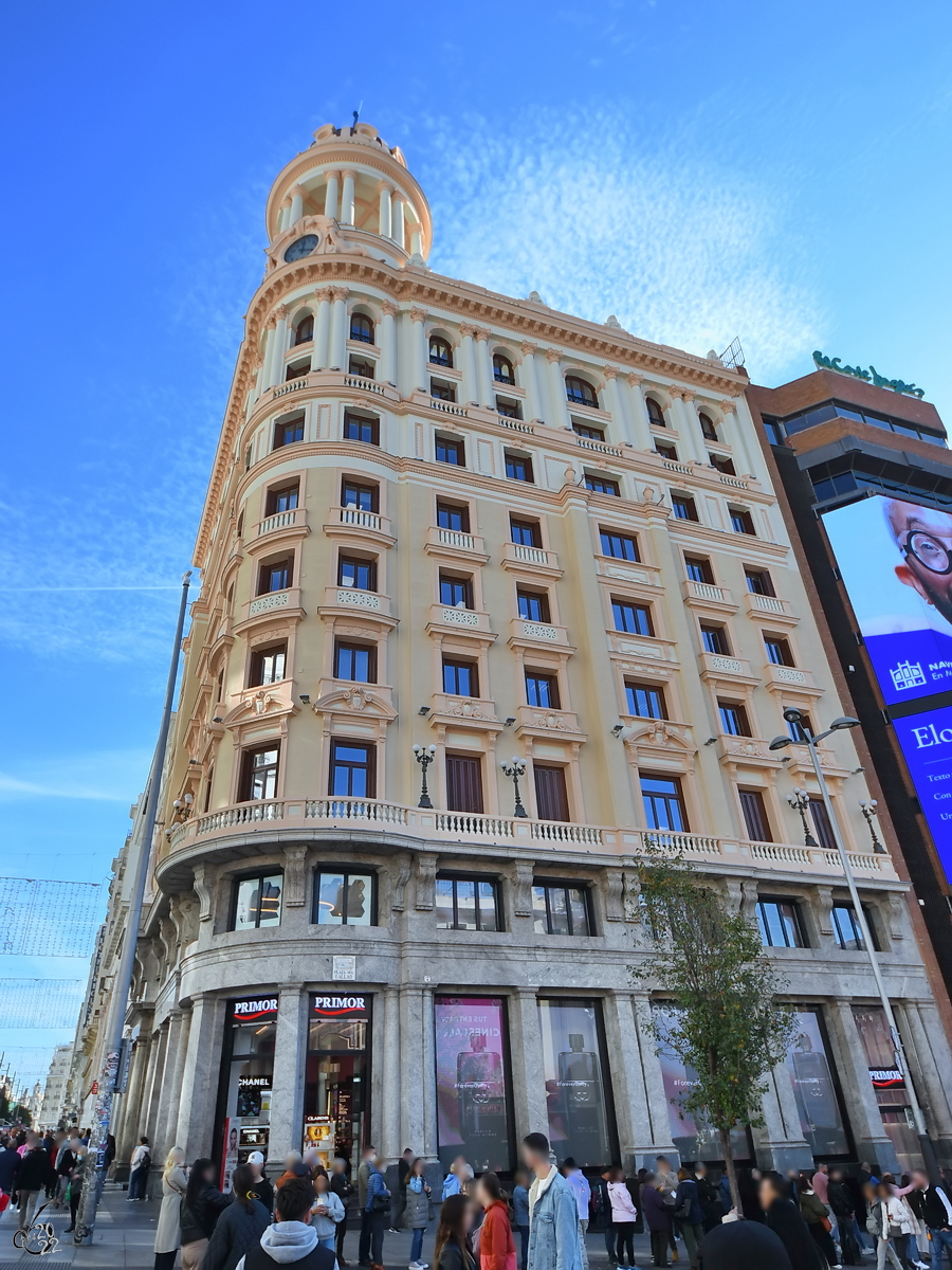 Das Adria-Gebude (Edificio La Adritica) an der Gran Va in Madrid wurde von 1926 bis 1928 gebaut. (November 2022)