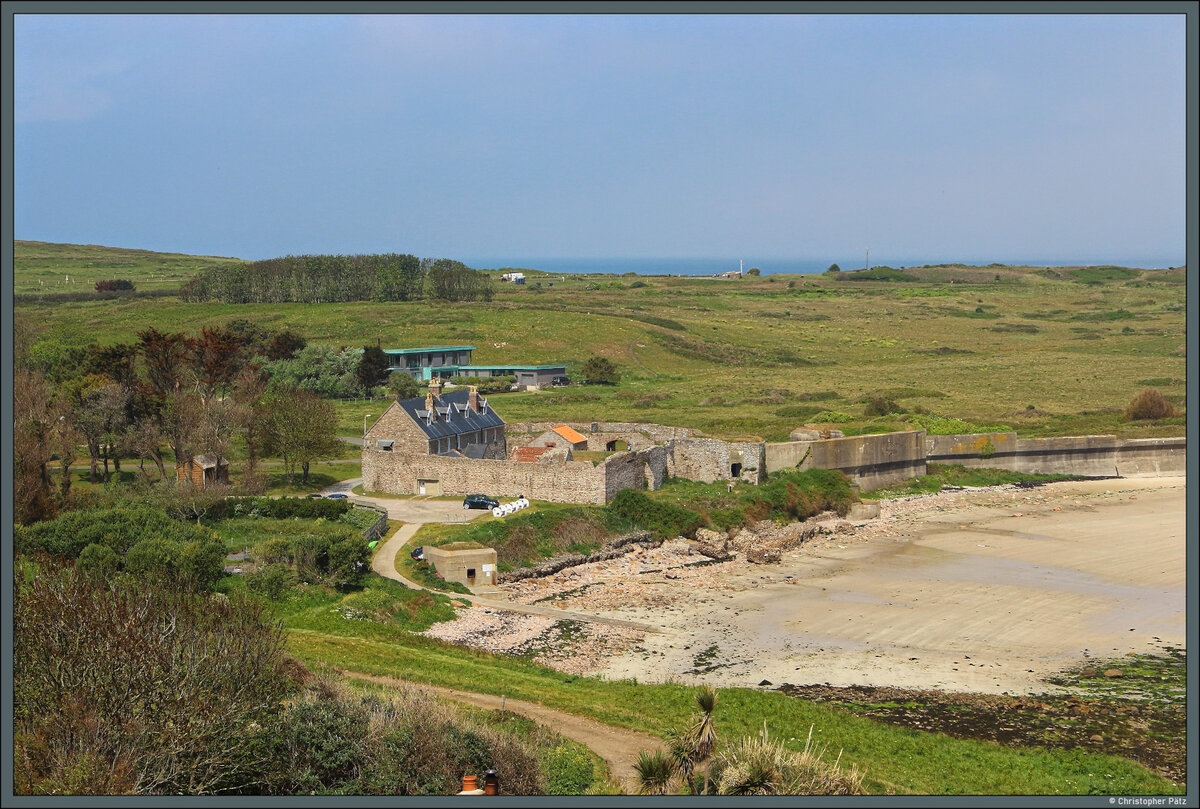 Das �lteste Fort der Insel Alderney geht bis in die R�merzeit zur�ck. Das R�mische Fort wurde im 4. Jahrhundert errichtet. In den folgenden Jahrhunderten wurde es immer wieder umgebaut. Im 2. Weltkrieg wurde es w�hrend der deutschen Besatzung mit Bunkern erweitert und ein Betonwall am Strand errichtet. Heute ist die Festung ein kleines Museum. (02.05.2026)