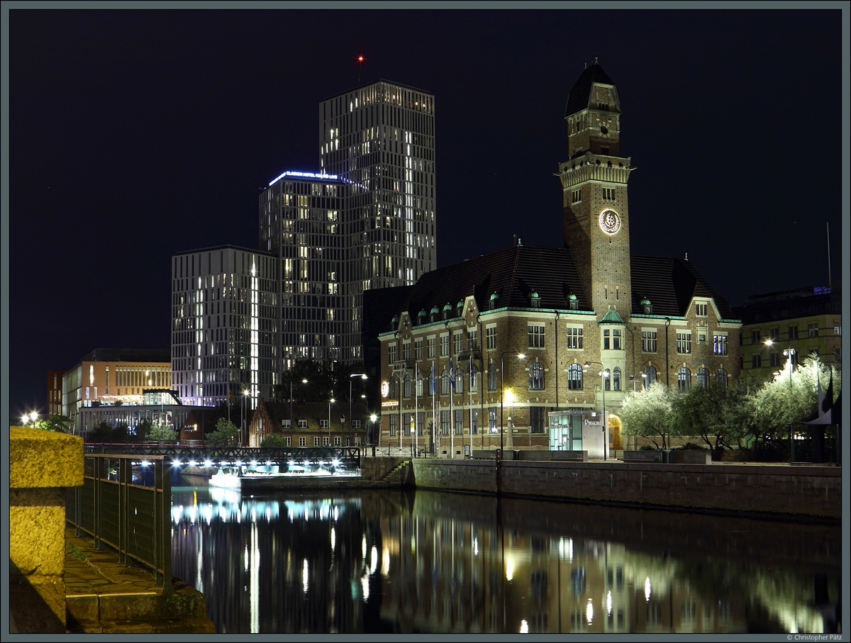 Das alte Gebude der World Maritime University steht in starkem Kontrast zu den modernen Hotelbauten und dem Konzerthaus im Hintergrund. (Malm, 02.10.2021)