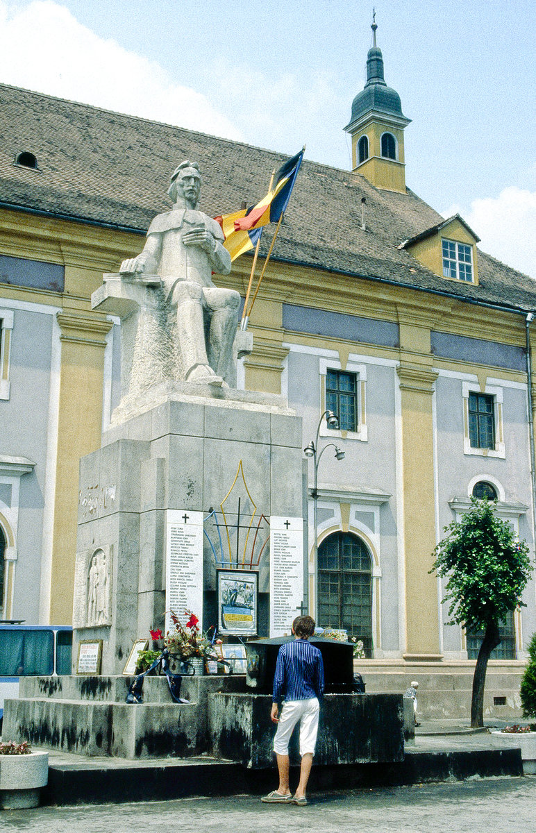 Das alte Gheorghe-Lazăr-Denkmal in Sibiu (Hermannstadt). Bild vom Dia. Aufnahme: Juli 1990.