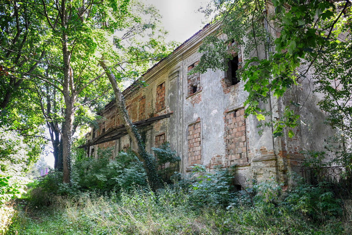 Das alte Gutshaus im Dorf Zelazo in Hinterpommern ist heute eine Ruine. Aufnahme: 18. August 2020.