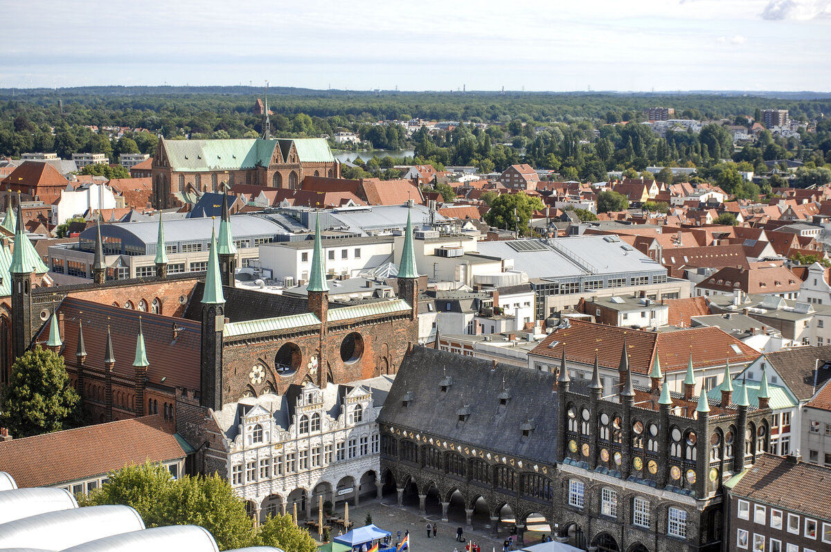 Das alte Lbecker Rathaus vom Turm der St-Petri-Kirche aus gesehen. Im Hintergrund ist die Museumskirche Sankt Katharinen zu sehen. Aufnahme: 21. August 2021.