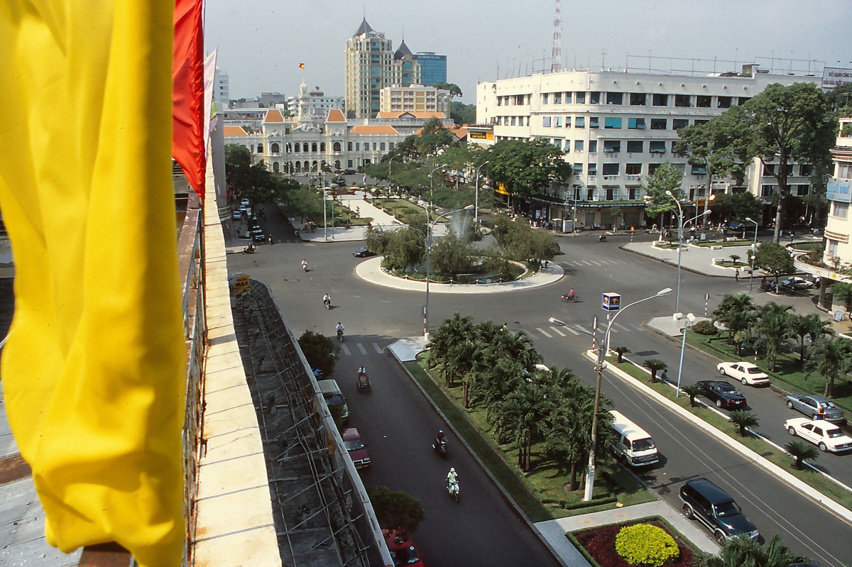 Das Alte Rathaus am Ende des Nguyen Hue-Boulevard in Ho-Chi-Minh-Stadt (Saigon). Aufnahme: Januar 2002 (Scan vom Dia).