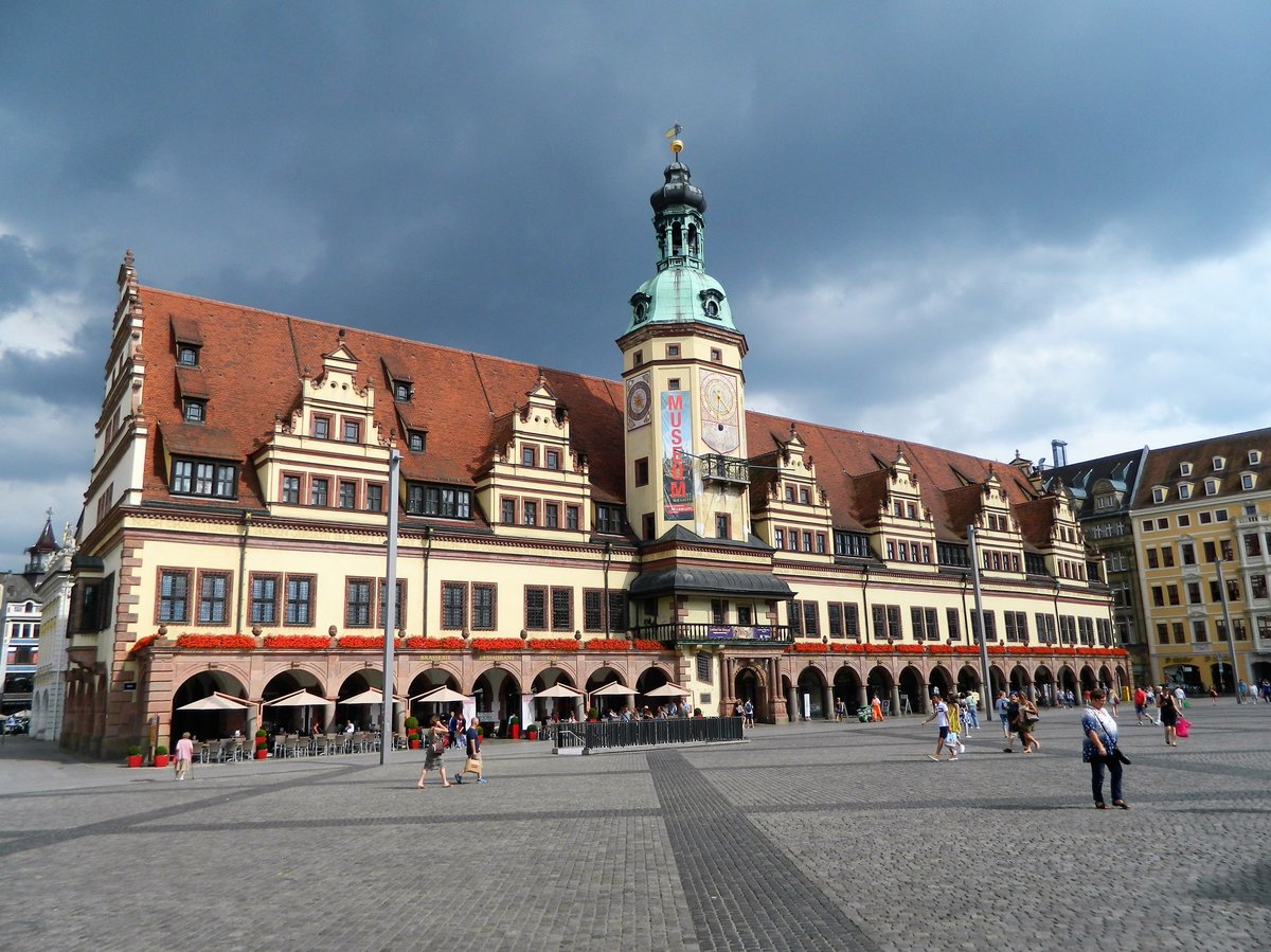 Das Alte Rathaus in Leipzig an der Ostseite des Marktes ist eines der letzten und bedeutendsten Renaissancebauwerke in Deutschland. In der Mitte des 14. Jahrhunderts wurde das Haus gebaut und mehrfach erweitert und umgebaut (1556/57). Bis 1905 war hier der Sitz des Leipziger Brgermeisters und der Stadtverwaltung. Bereits seit 1909 ist im Alten Rathaus das Stadtgeschichtliche Museum untergebracht. (20.07.2017) 