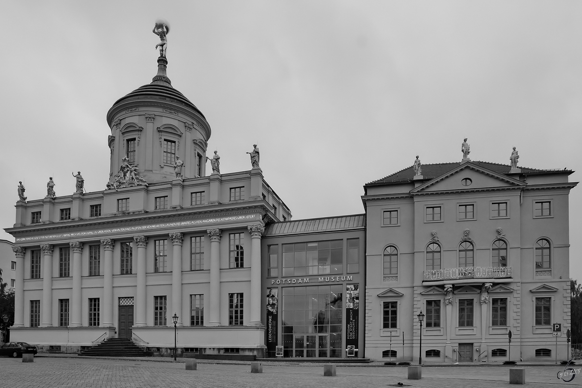 Das Alte Rathaus mit dem  Verbinder  Potsdam Museum und das Knobelsdorffhaus. (Potsdam, Oktober 2013)