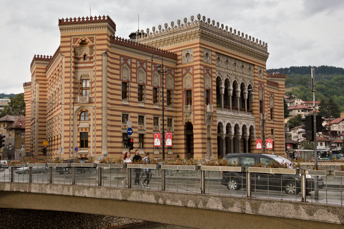 Das alte Rathaus von Sarajevo im maurischen Stil am 27.09.2022. 