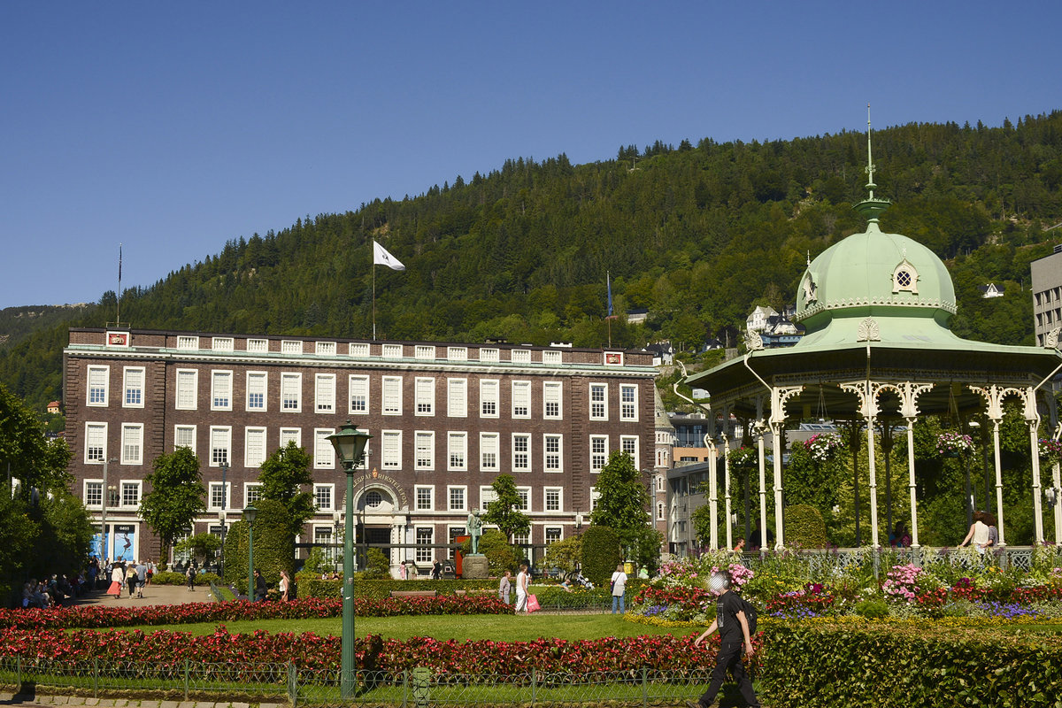 Das alte Telegraf- und Telefonhauptgebude in Bergen (Norwegen) vom Byparken (deutscH Stadtpark) aus gesehen. Rechts im Bild ist der Musikpavillon. Aufnahme: 11. Juli 2018.