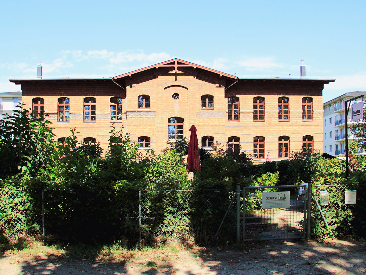 Das Andere Haus VIII - Hotel in Berlin am  Gedenkort in Rummelsburg in Lichtenberg am 15. August 2017.

In einem ehemaligen DDR-Gefngnis wird das  Hotel  Das andere Haus VIII  gefhrt.
