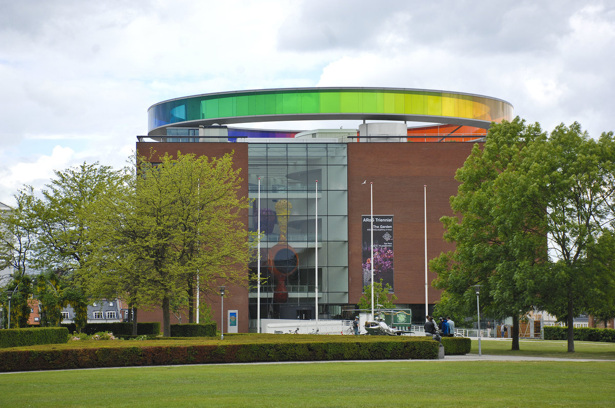 Das ARoS Aarhus Kunstmuseum in Aarhus. Durch seine Dachinstallation ist es ein markanter Blickfang fr die Stadt. Aufnahmedatum: 5. Juni 2017.