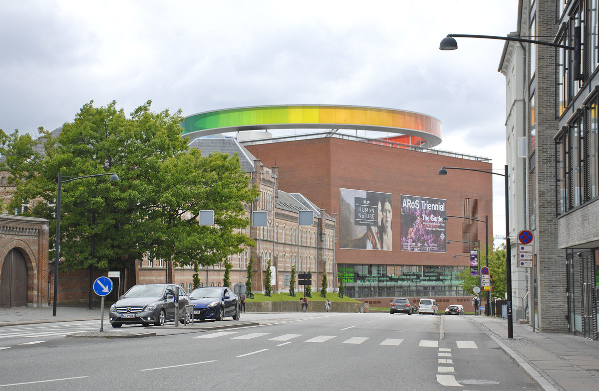 Das ARoS Aarhus Kunstmuseum in Aarhus. Durch seine Dachinstallation ist es ein markanter Blickfang fr die Stadt. Aufnahmedatum: 5. Juni 2017.