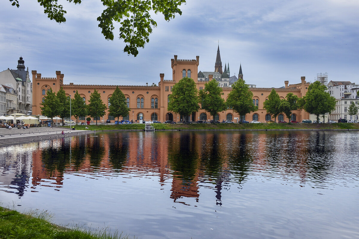 Das Arsenal am Pfaffenteich in Schwerin ist ein historisches Gebude, das unter Denkmalschutz steht. Es ist heute Sitz des Ministeriums fr Inneres und Sport des Landes Mecklenburg-Vorpommern. Aufnahme: 17. Juni 2022.