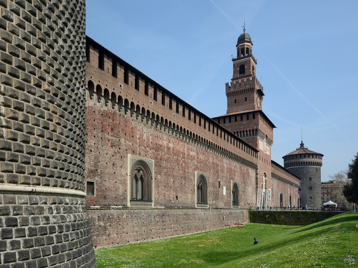 Das aus der Renaissancezeit stammende Mailnder Schloss (Castello Sforzesco) wurde im 14. Jahrhundert als Verteidigungsburg gebaut. (April 2015)