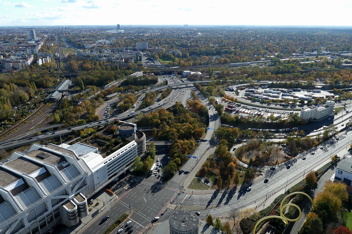 Das Autobahndreieck Funkturm. Rechts die ehemalige AVUS Nordkurve. Links der S-Bahnhof Westend. Darunter ein Teil des ICC. Das Autobahndreieck wird in der Zukunft umfangreich umgebaut. Die Arbeiten umfassen eine Autobahnlnge von 1900m mit 25 Brcken. Zur Zeit finden Baugrunduntersuchungen statt.  Foto: 28.10.2012