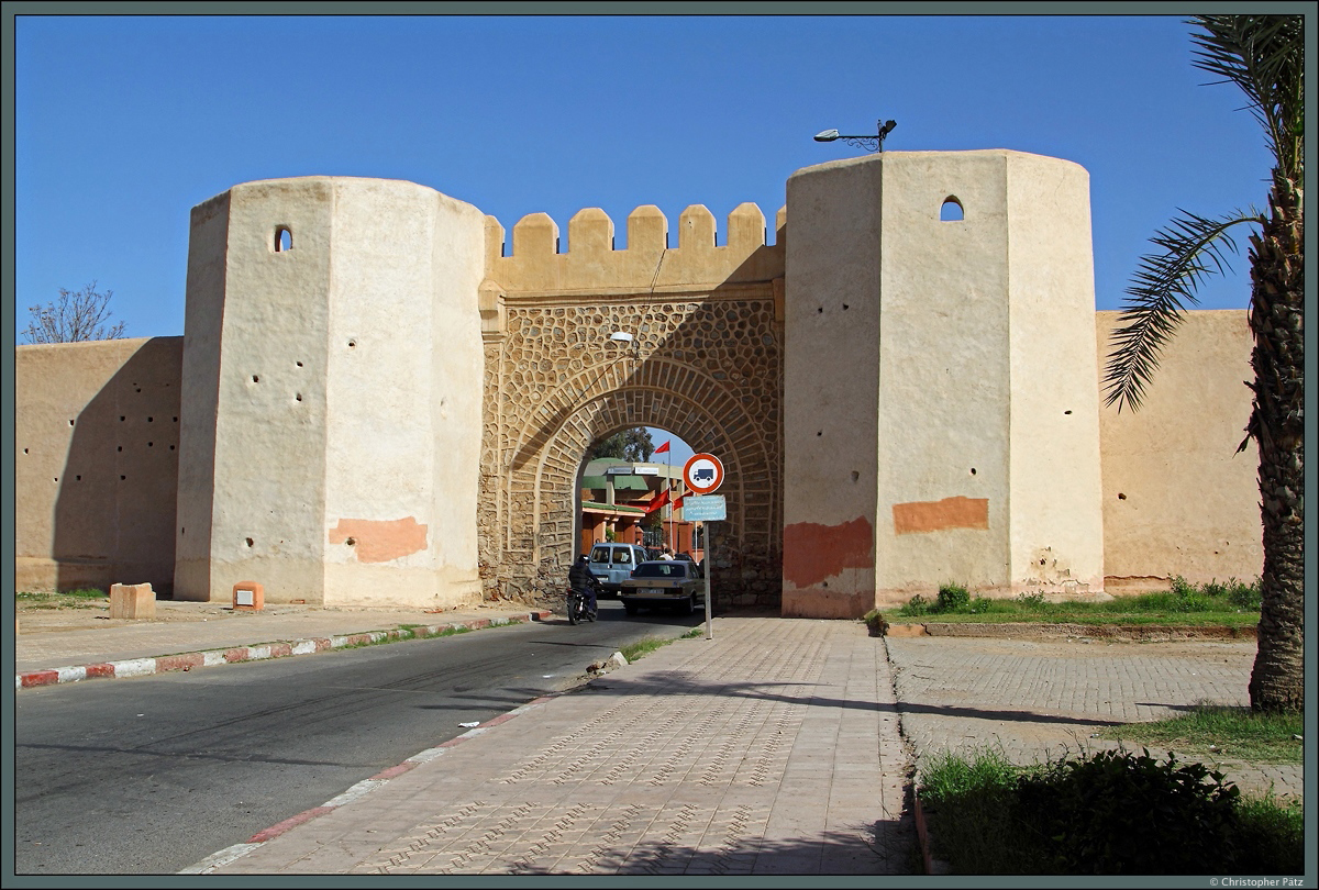 Das Bab er Raha ist eines der 19 Stadttore zur Medina von Marrakesch. Es befindet sich im Westen der Stadt und wird von zwei Wachtürmen flankiert. (17.11.2015)