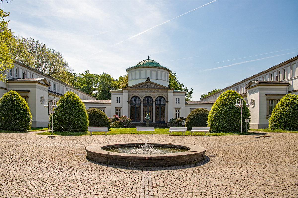 Das Badehaus 1 im ist das älteste erhaltene Gebäude im Kurpark von Bad Oeynhausen. Am 18.05.2022 war bestes Wetter für einen Bummel durch den Park 