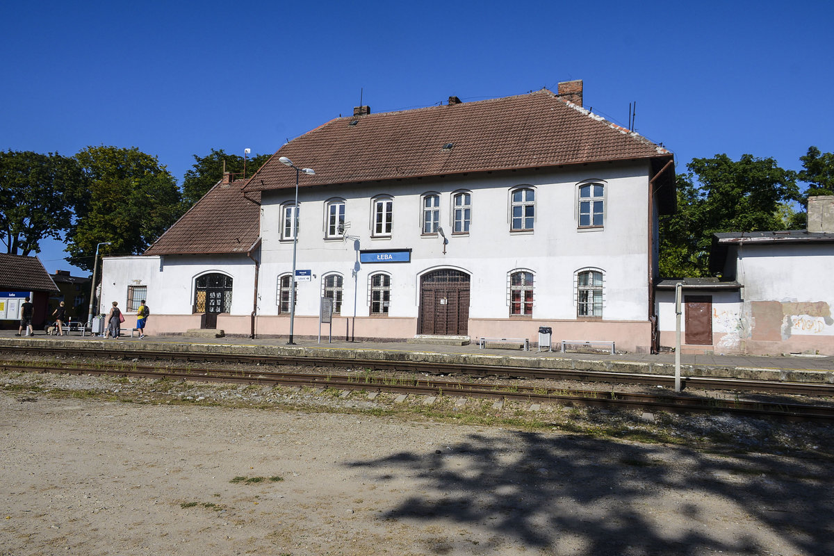 Das Bahnhofsgebude in Łeba in Hinterpommern. wurde ur deutschen Zeit erbaut. Aufnahme: 18. August 2020.