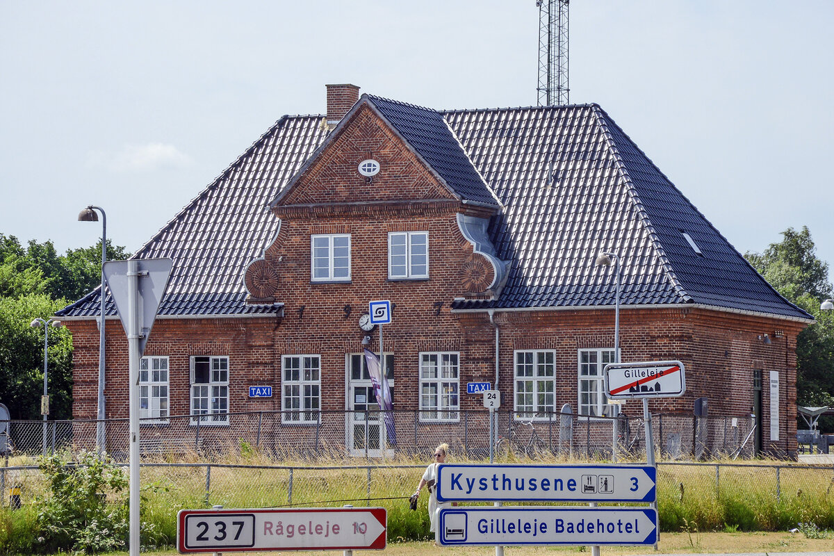 Das Bahnhofsgebude im Bade- und Fischerort Gilleleje in Nordseeland. Aufnahme: 23. Juni 2023.