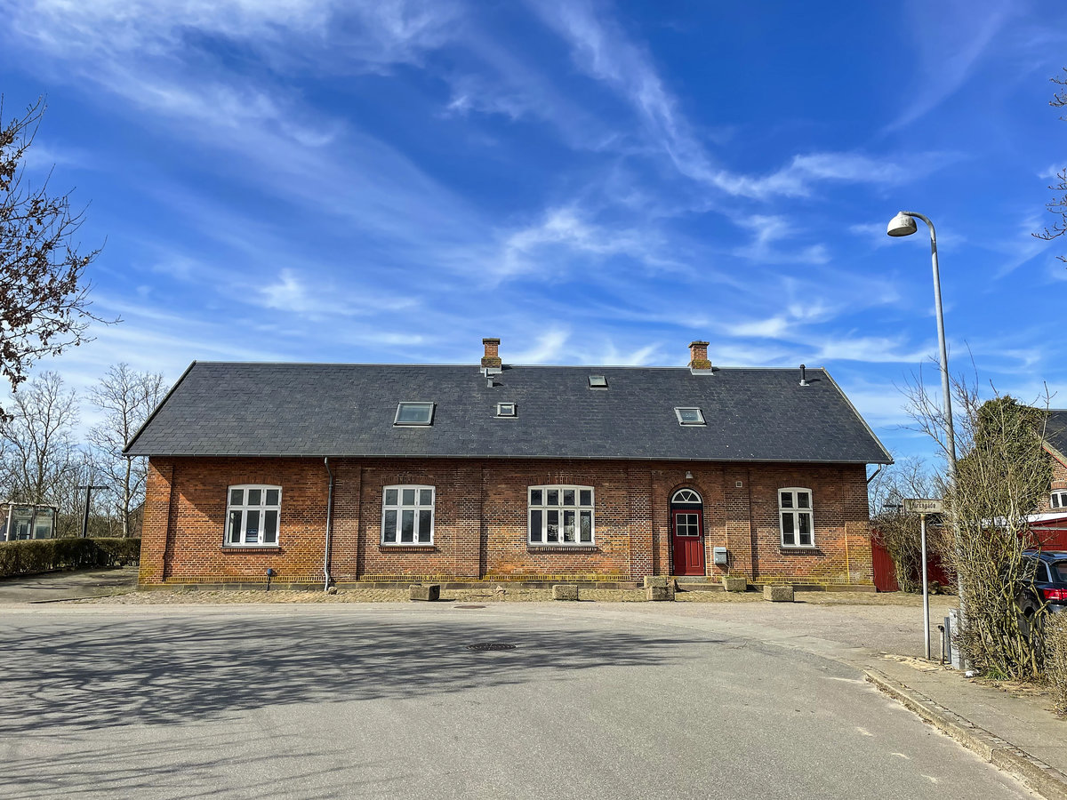 Das Bahnhofsgebude in Gredstedbro nrdlich von Ribe (Ripen). Aufnahme: 3. April 2021.