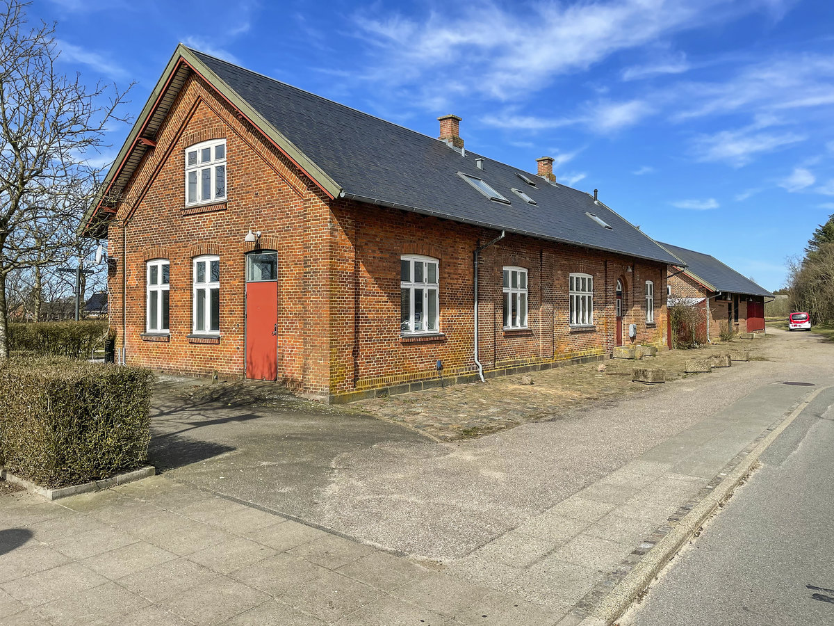 Das Bahnhofsgebude in Gredstedbro nrdlich von Ribe (Ripen). Aufnahme: 3. April 2021.