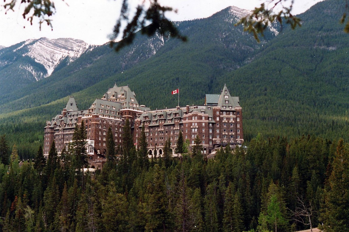 Das Banff Springs Hotel ist ein ehemaliges Eisenbahnhotel der Canadian Pacific Railway in Banff in Kanada. Aufnahme: Mai 1987 (digitaliertes Negativfoto).