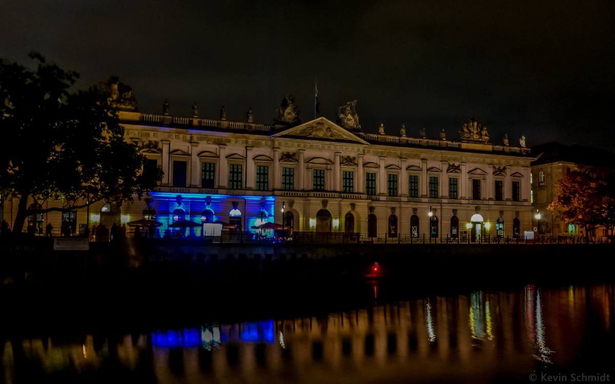 Das barocke Zeughaus am Boulevard Unter den Linden in Berlin beherbergt das Deutsche Historische Museum, hier eine Nachtaufnahme der Fassade am Spreeufer. (09.10.2013)