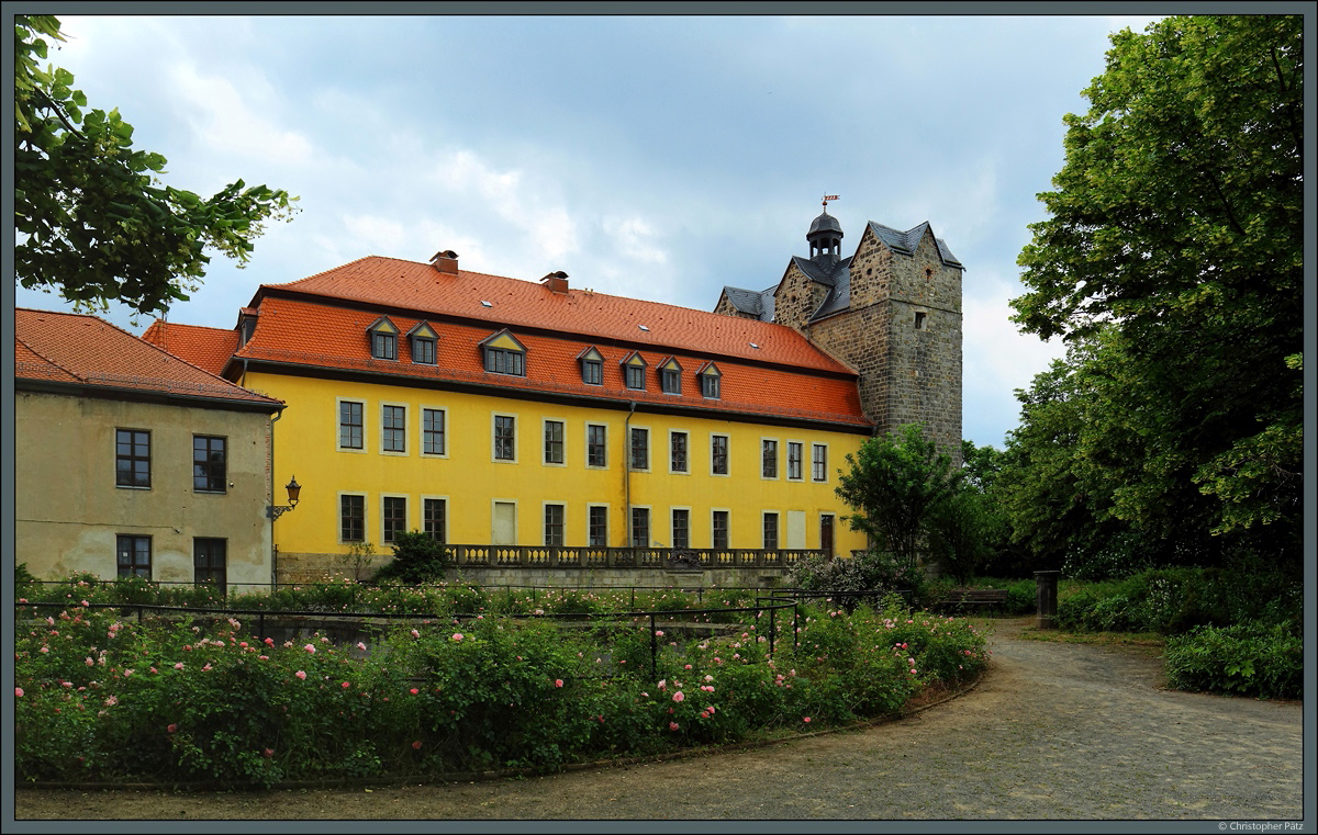 Das Barockschloss Ballenstedt entstand im 18. Jahrhundert aus einer Klosteranlage, von der unter anderem das rechts sichtbare Westwerk bernommen wurde. (Ballenstedt, 16.06.2019)