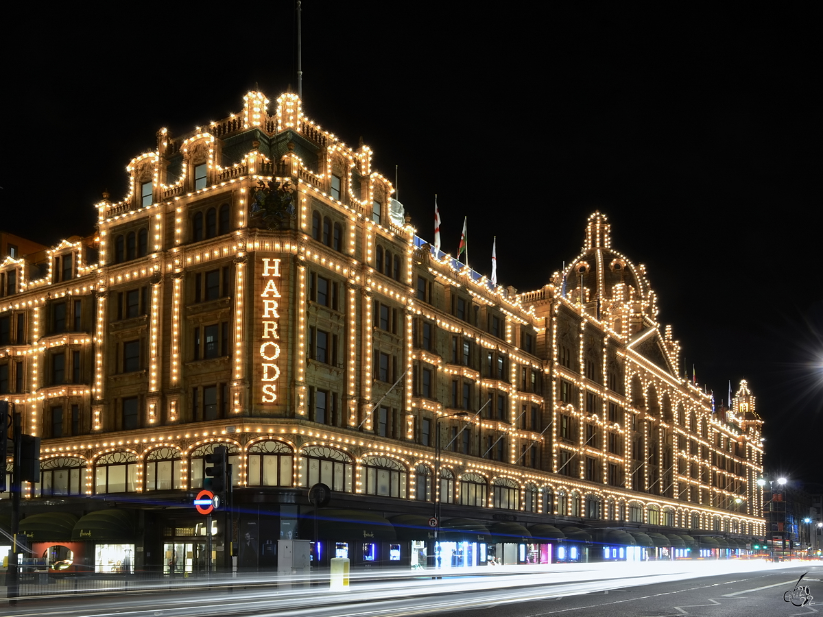 Das bekannteste Warenhaus in London Harrods wurde in den Jahren zwischen 1894 und 1903 im Stil des Eklektizismus (neu) gebaut. (September 2013)