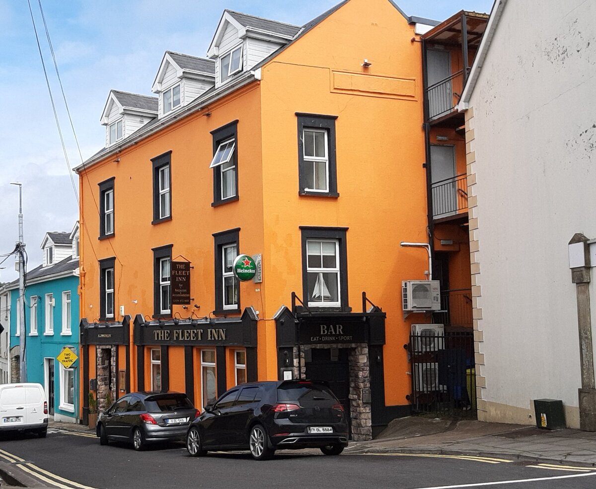 Das beliebte Gasthaus  The Fleet Inn  in der Bridge Street 2-4 in Killybegs, County Donegal in Irland am 06.08.26. 