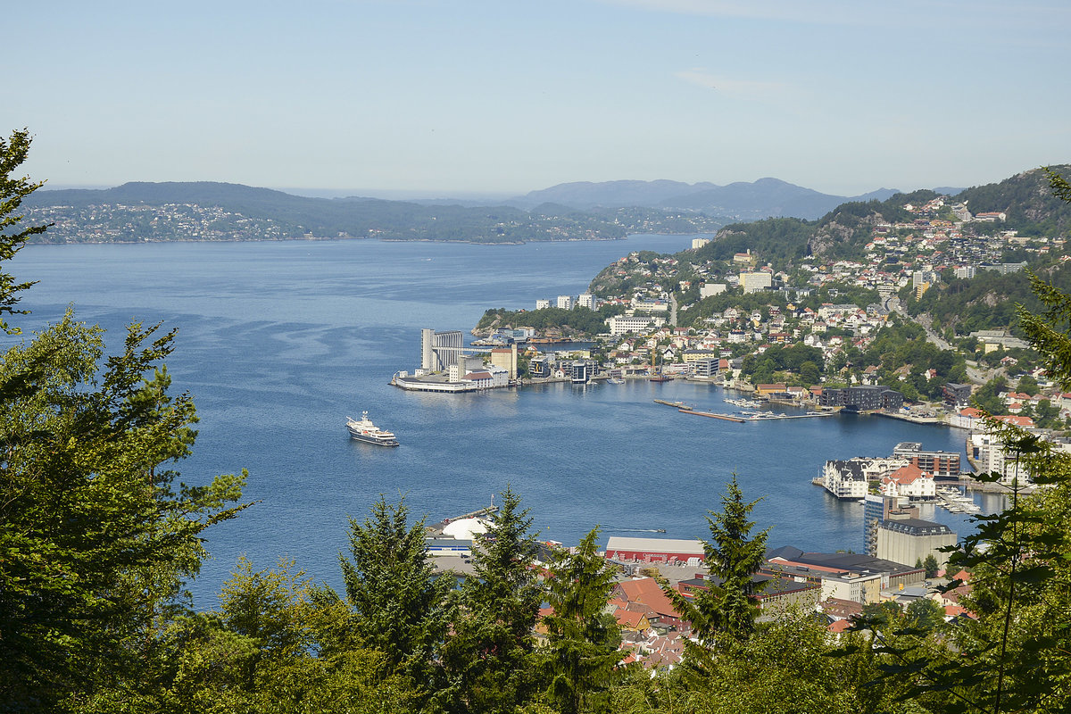 Das Bergener Wohnviertel (Norwegen) Skuteviken vom Ausschtspunkt Tuppetue im Stadtwald aus gesehen. Aufnahme: 11. Juli 2018.