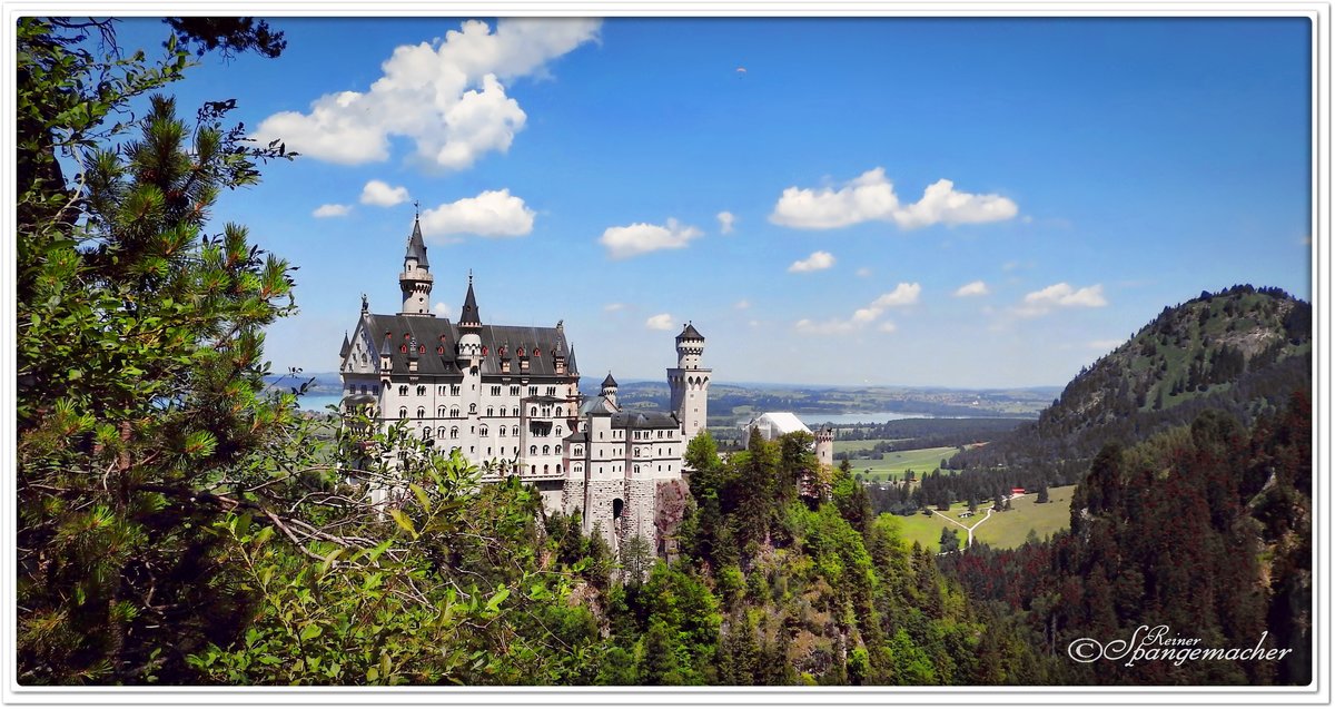 Das berhmte Schloss von Neuschwanstein im Schwangau bei Fssen, im Freistaat Bayern, aufgenommen von einer Hngebrcke am Wanderweg. Juli 2017.