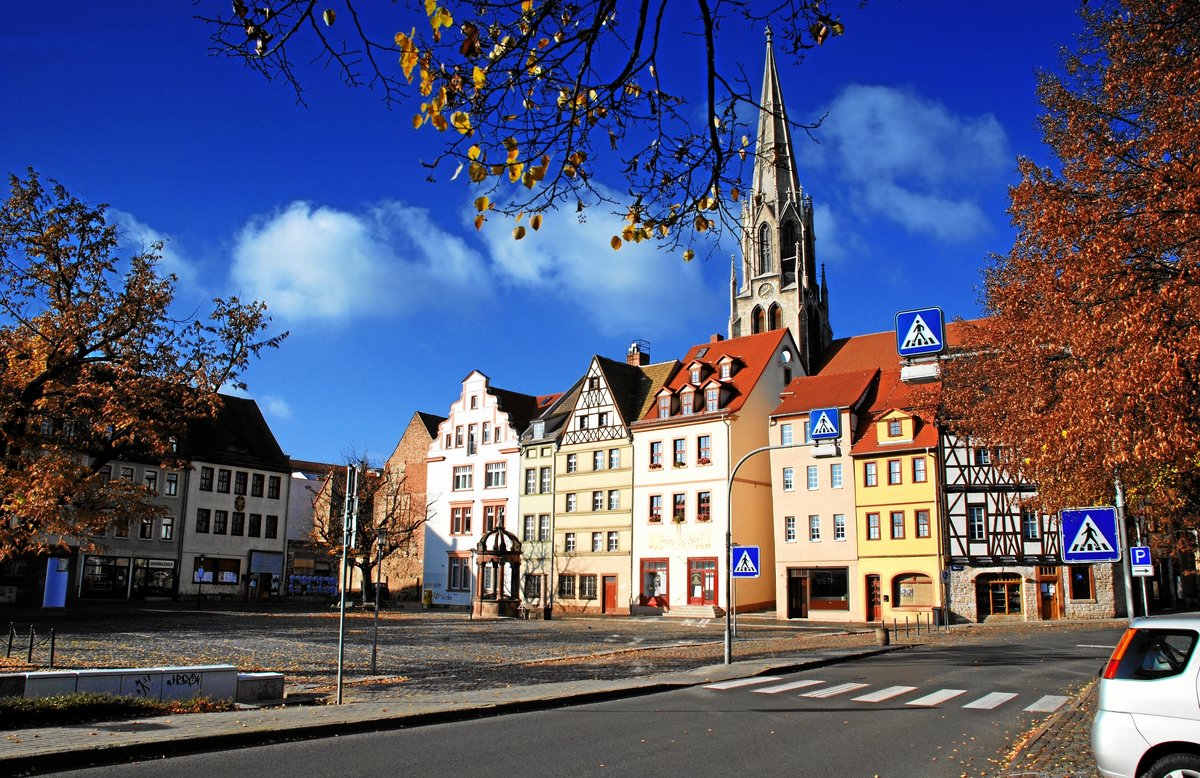 Das Bild ist in Merseburg am Markt aufgenommen worden. Im Hintergrund sieht man die Merseburger Kirche. Es wurde im Herbst 2009 aufgenommen.