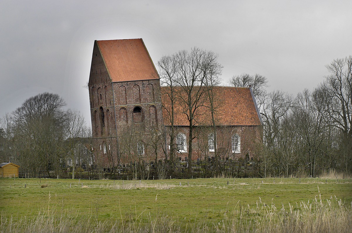 Das Bild ist nicht schief, sondern die Kirche: Die Schiefe Kirche in Suurhusen in Ostfriesland. Aufnahme: April 2008.