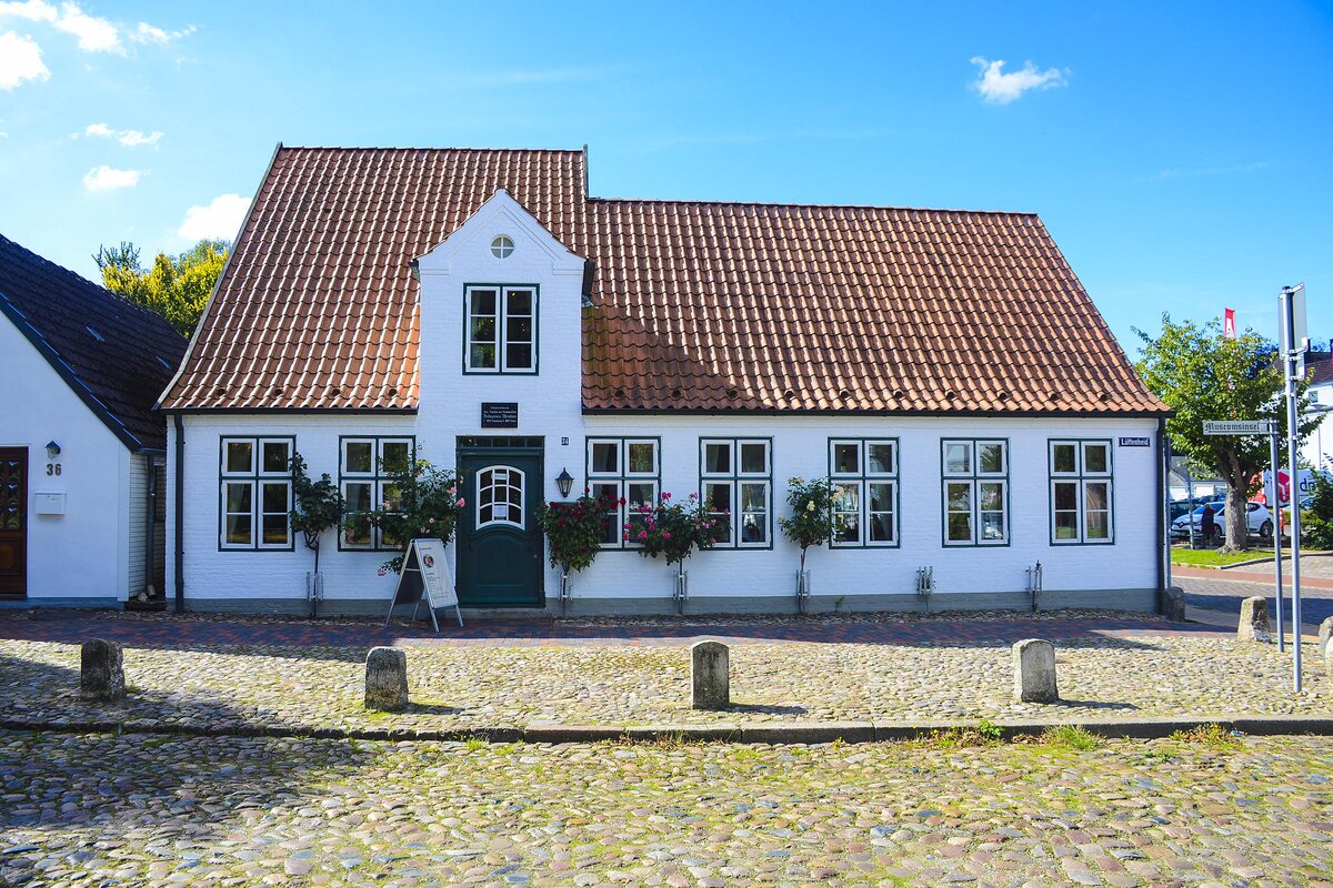 Das Brahms-Haus in Heide. Der berhmte Komponist, Pianist und Dirigent Johannes Brahms (1833-1897) besuchte hier seine Familie, die lange im Besitz des Hauses war. Das heutige Museum der Brahms-Gesellschaft erinnert mit vielen Exponaten, Dokumenten und filmischen Darstellungen an wichtige Stationen seines Lebens und Wirkens. 
Aufnahme: 22. September 2022.