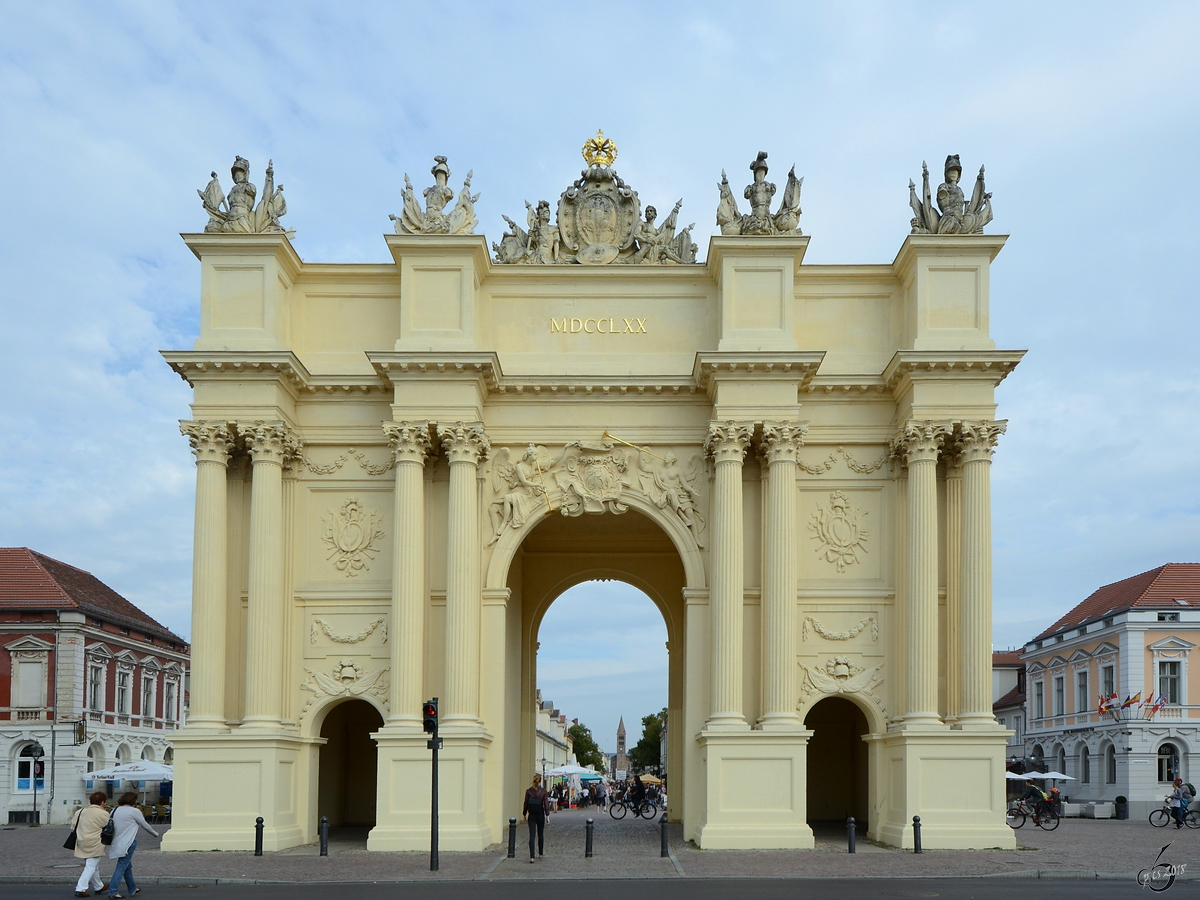 Das Brandenburger Tor am Luisenplatz in Potsdam wurde von 1770 bis 1771 gebaut. (September 2012)
